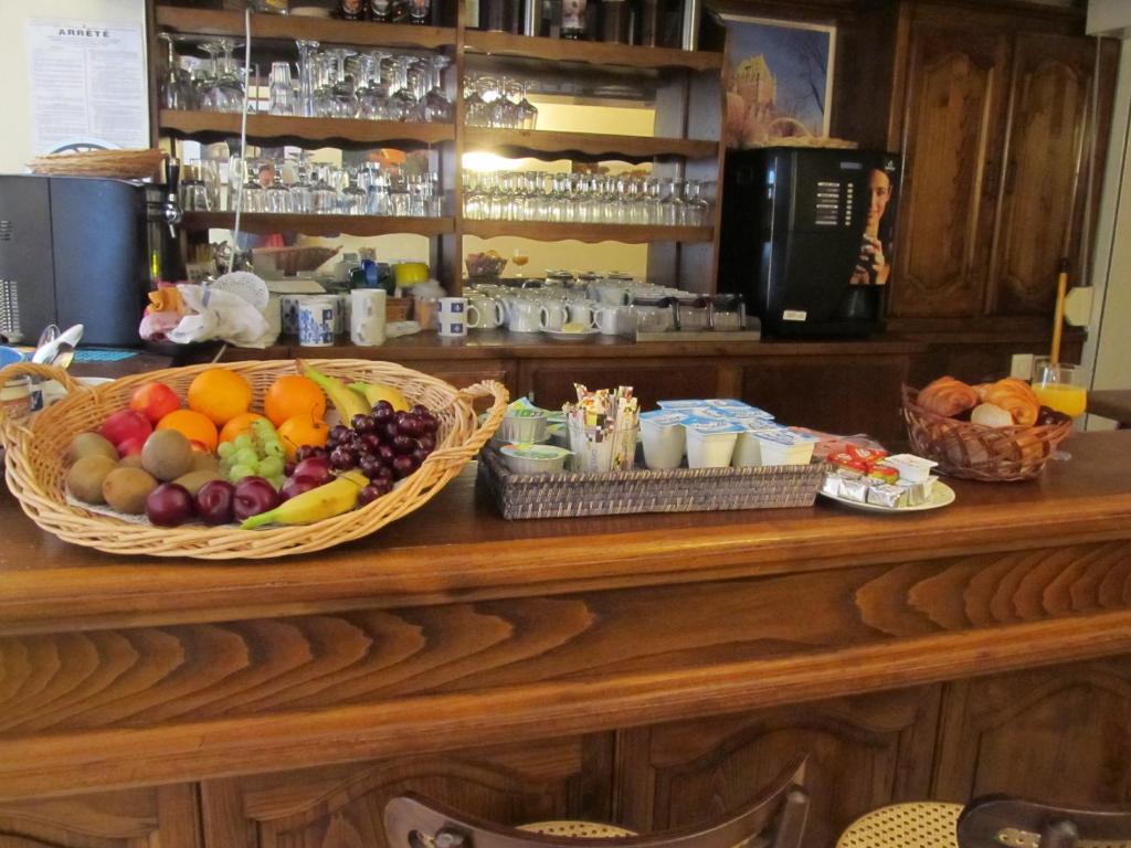 Hotel La Quebecoise Динан Екстериор снимка