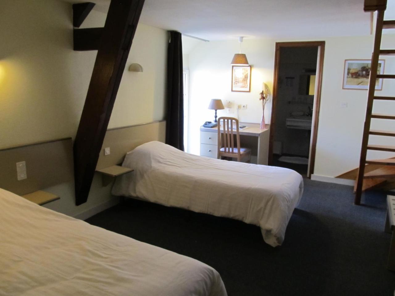 Hotel La Quebecoise Динан Екстериор снимка